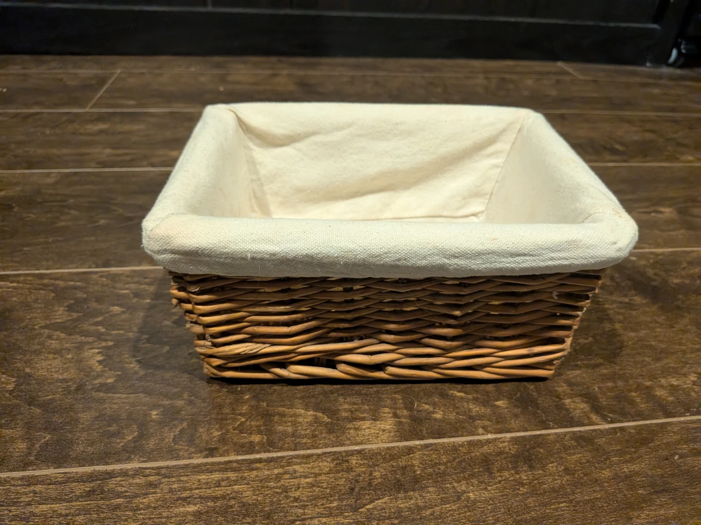 Wicker bread basket with cloth liner