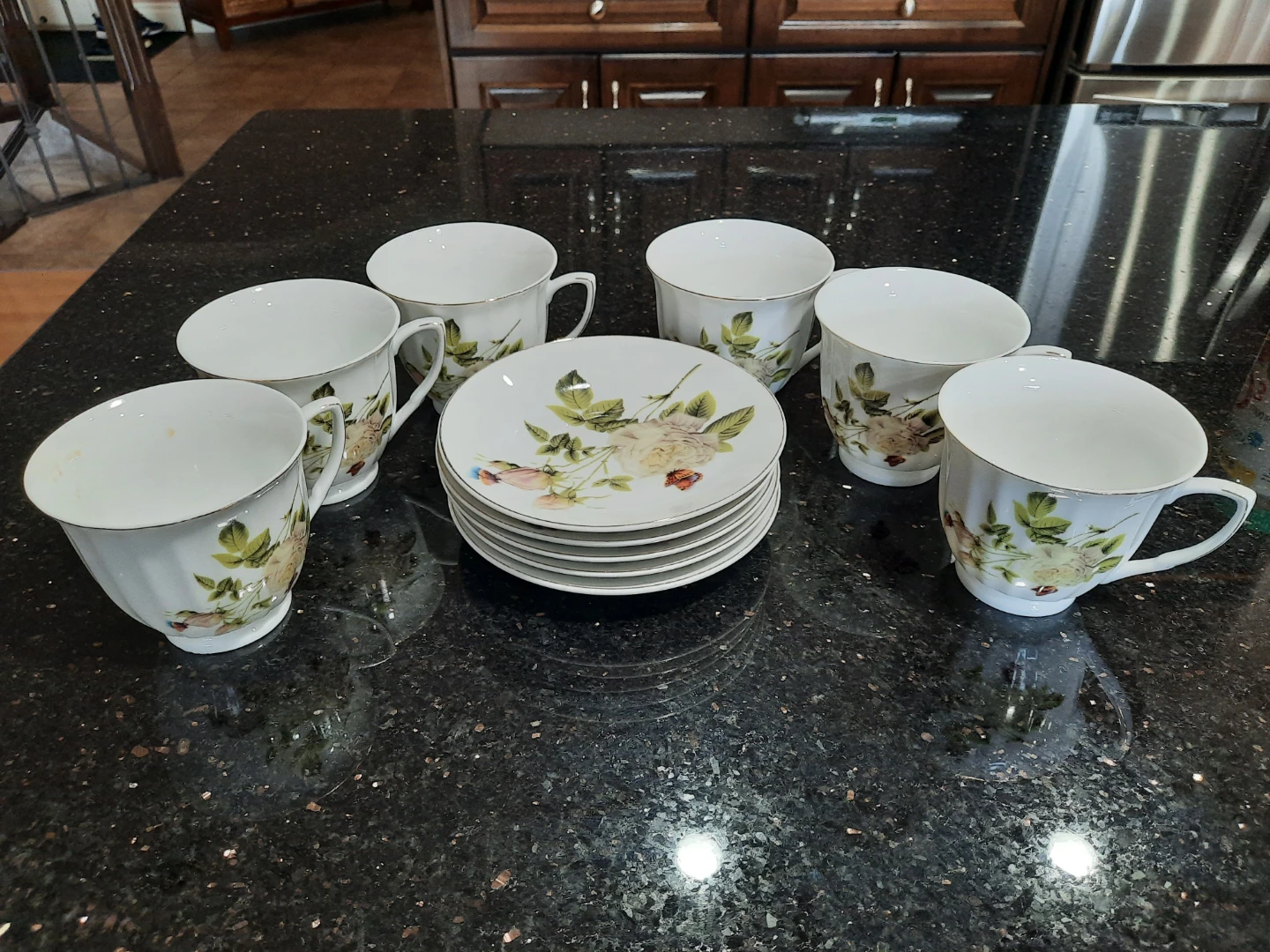 Tea cups and saucers set