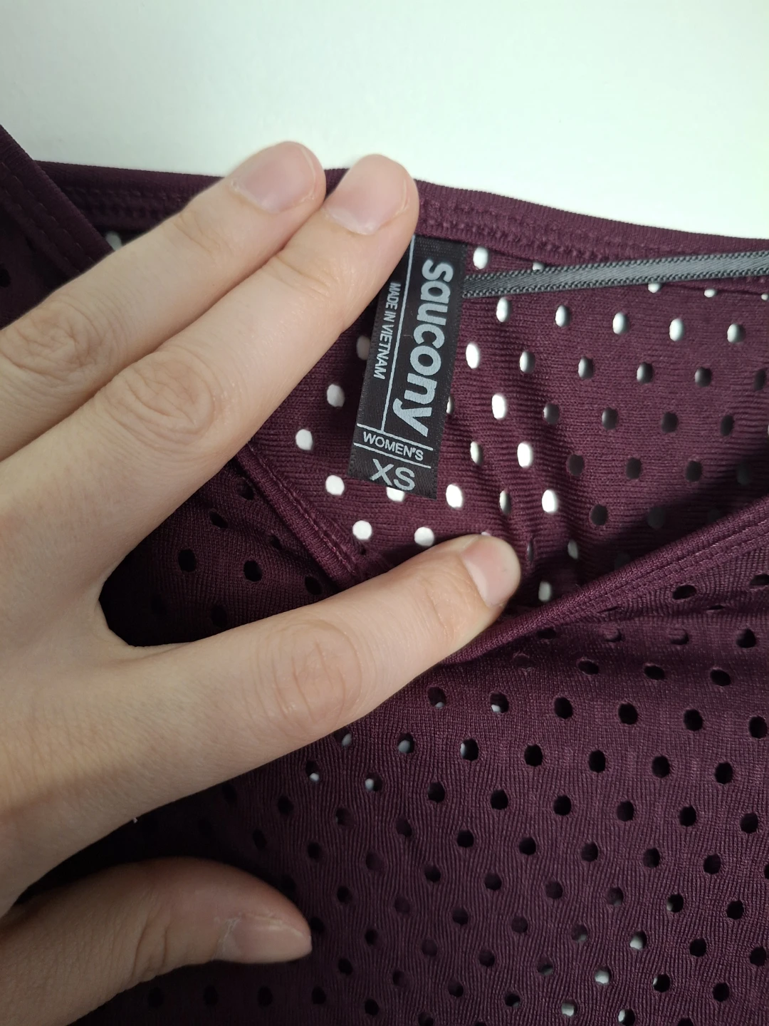 Saucony Women's XS Burgundy Athletic Top - photo 3