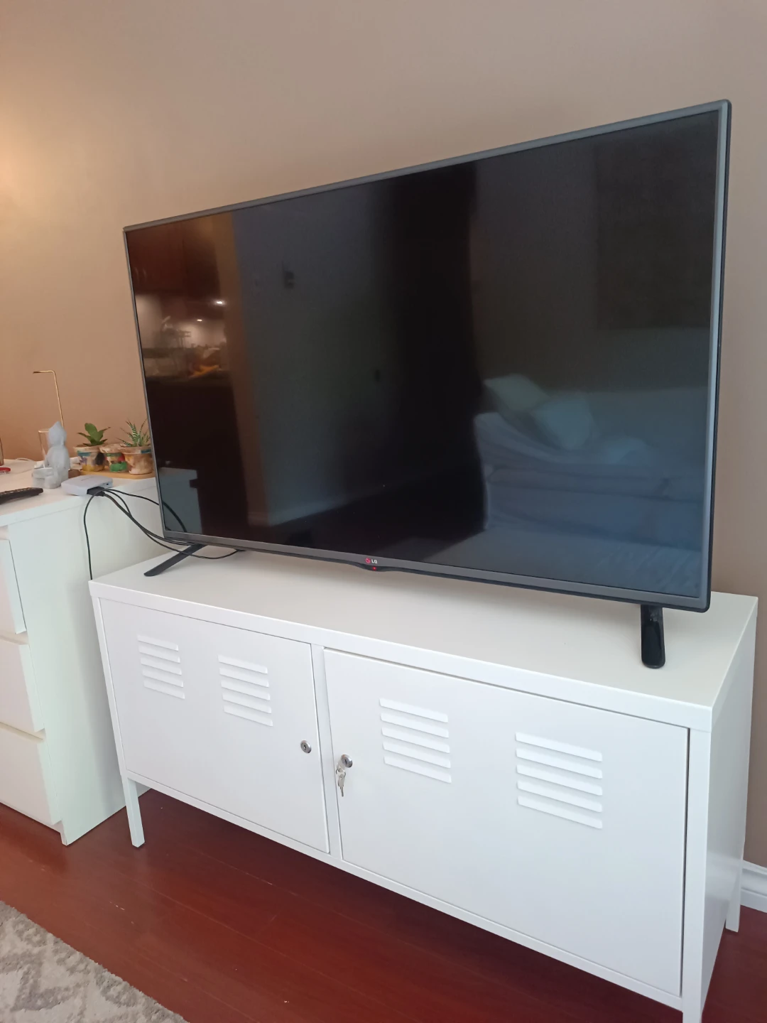 LG 49" TV - photo 2