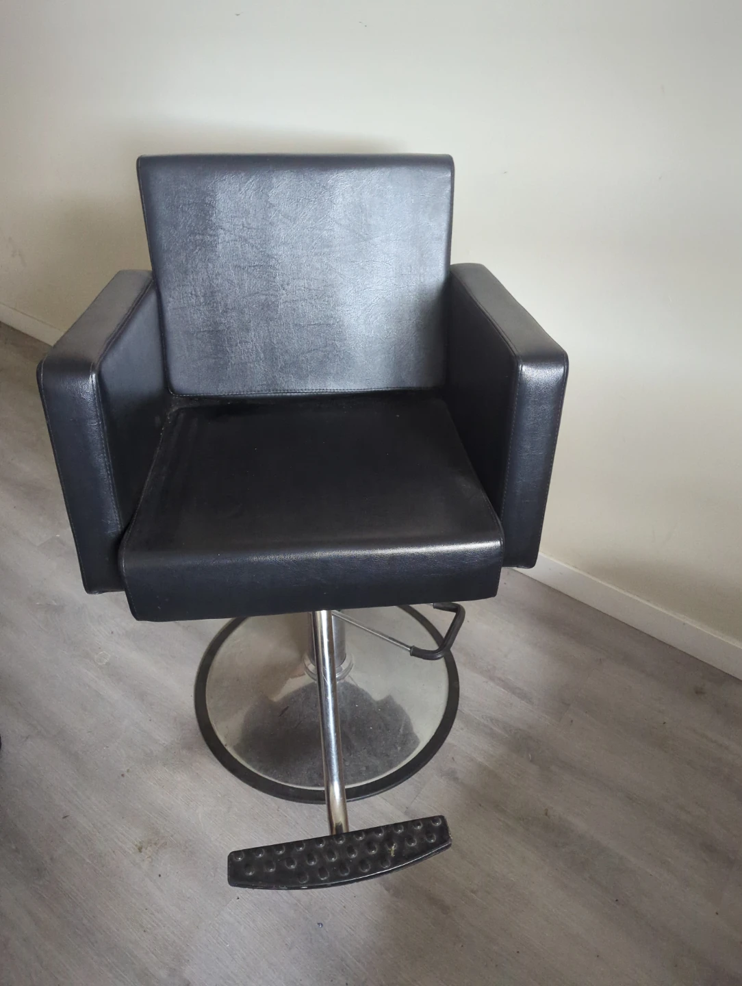 Black Hydraulic Styling Chair