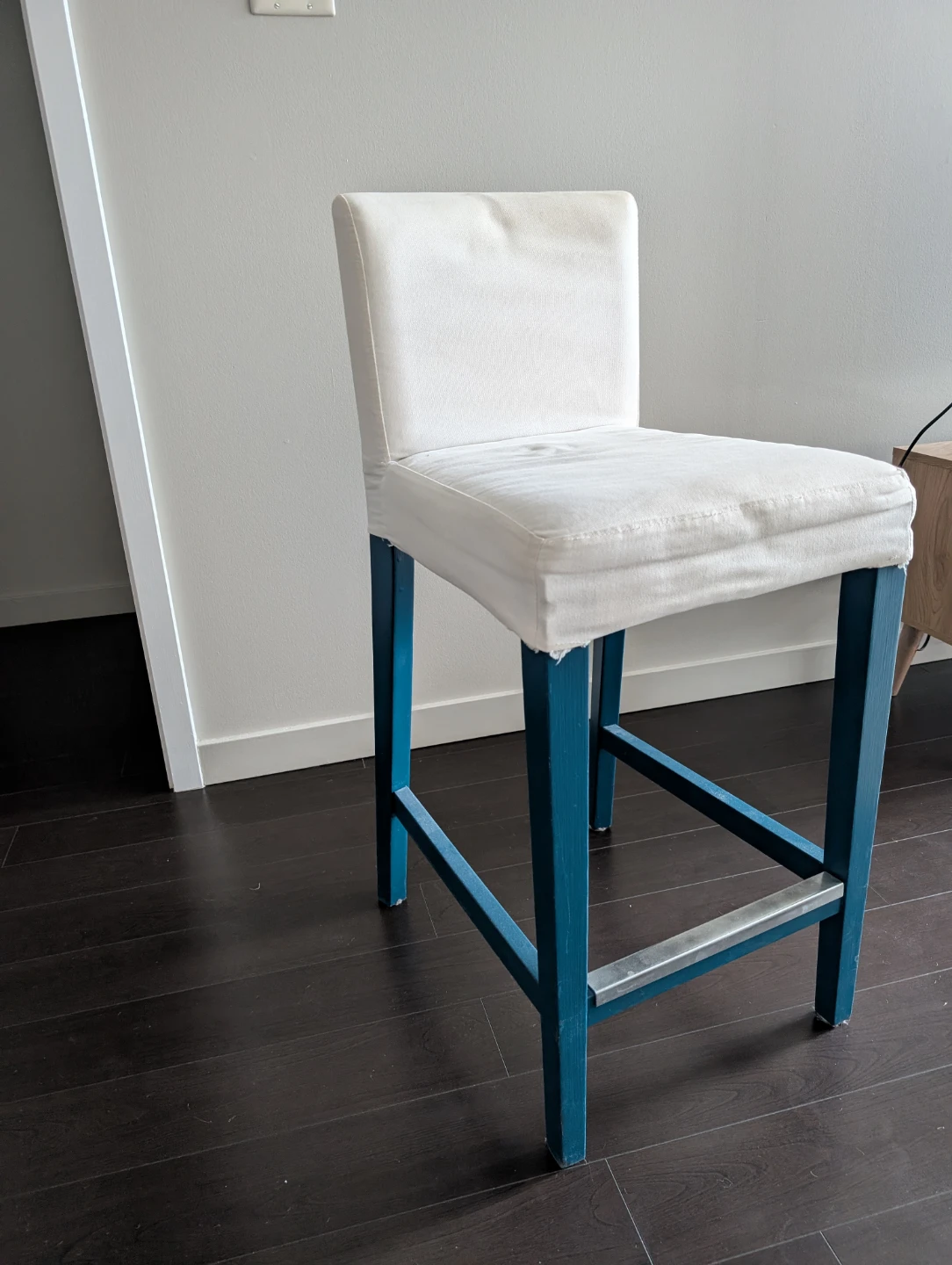 2 White Bar Stools - photo 2