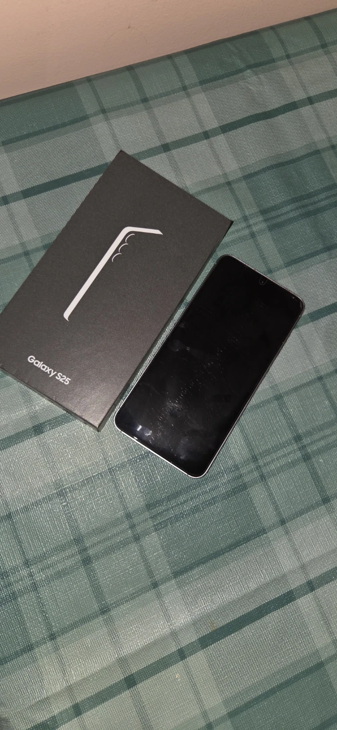 Samsung Galaxy S25 (256gb) in excellent condition