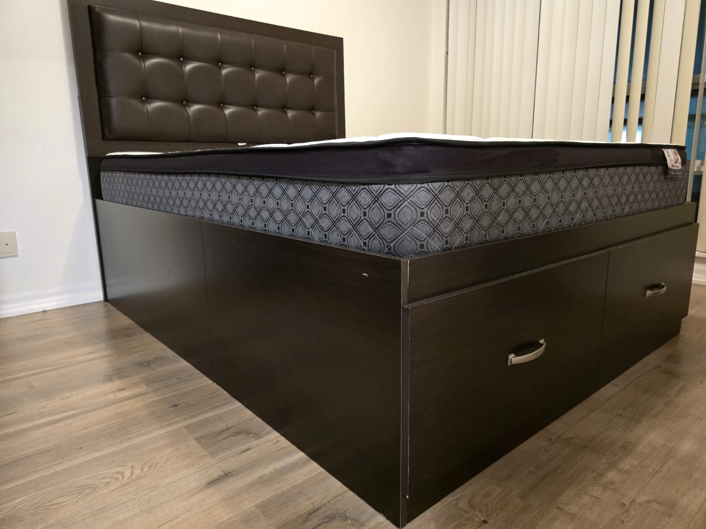 High/Med Density Hybrid Queen Bamboo Matress with dual sided - photo 3