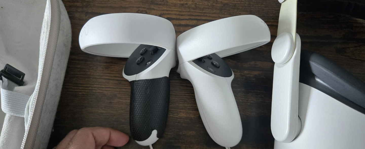 Meta Quest 2 VR Headset with Controllers and Case - photo 2