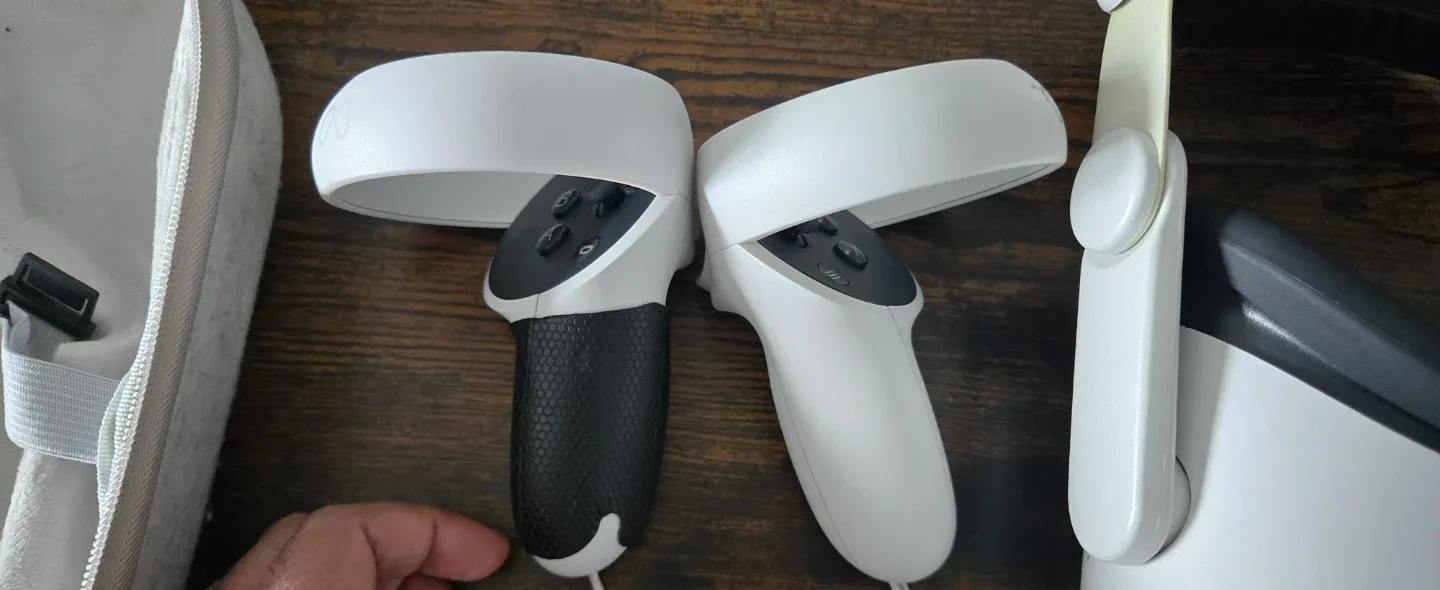 Meta Quest 2 VR Headset with Controllers and Case - photo 2