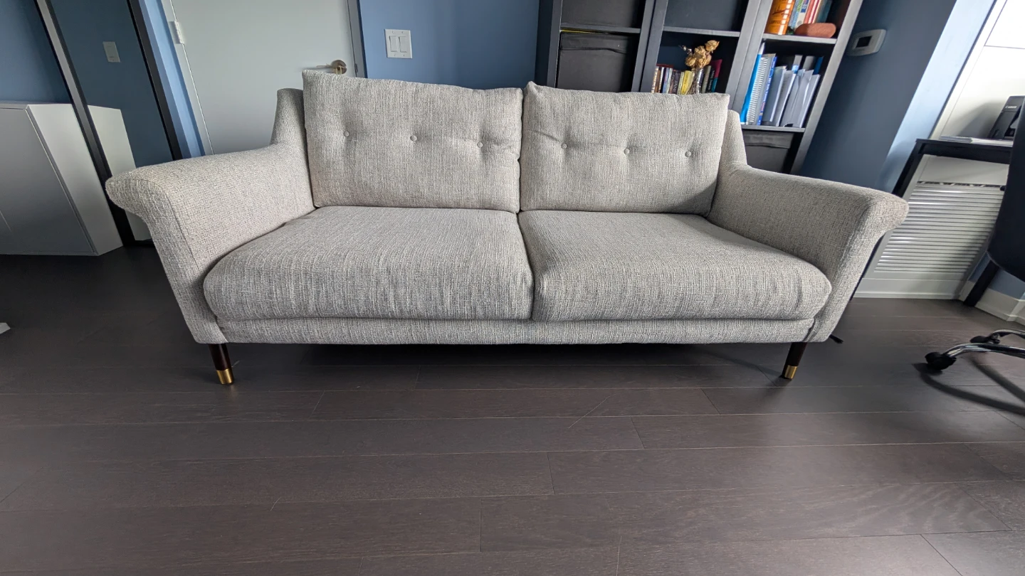 Two-seater sofa with wooden legs - photo 3