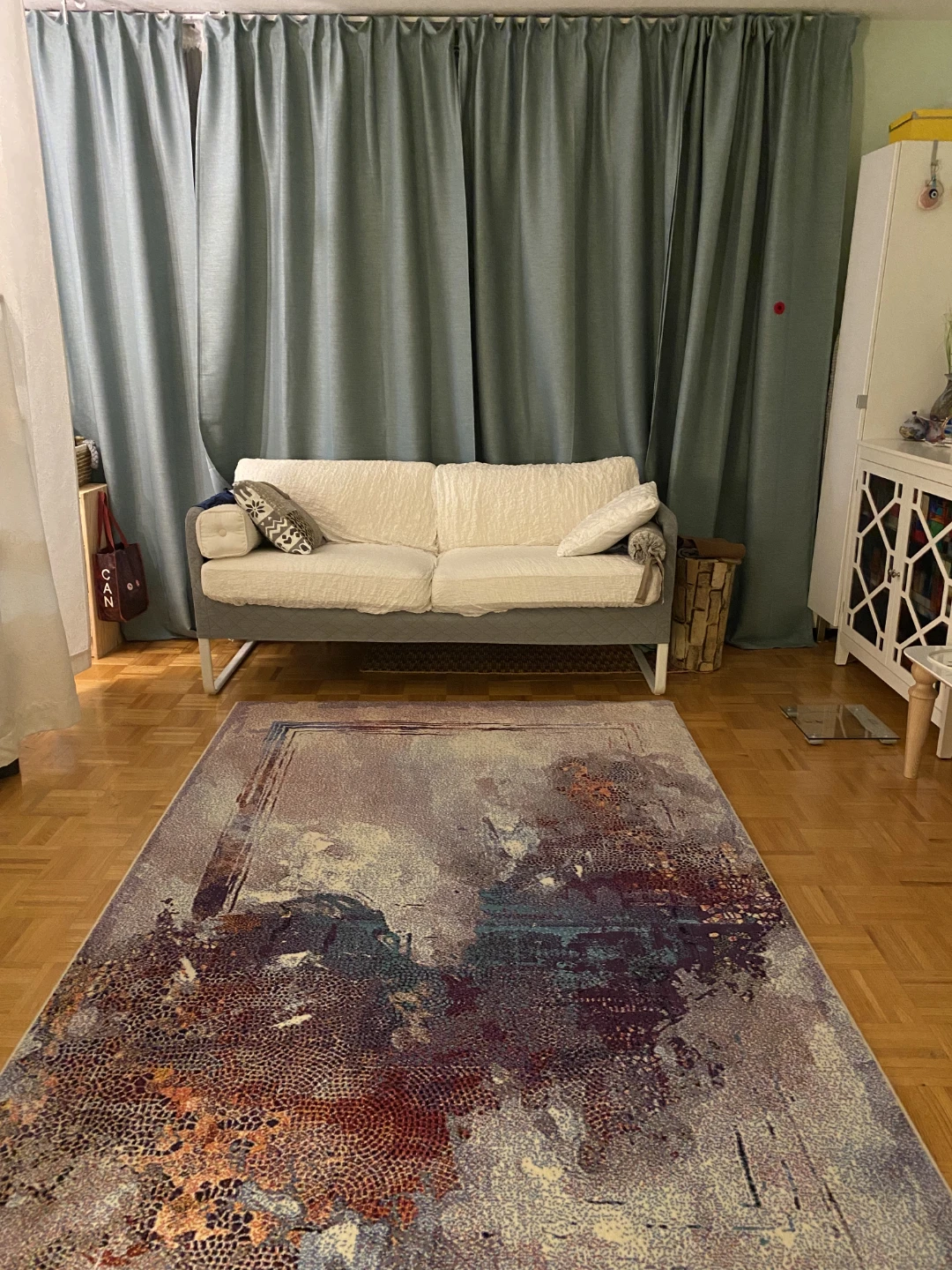 Furnished ROOM for Rent-Female-Steps from Finch subway station