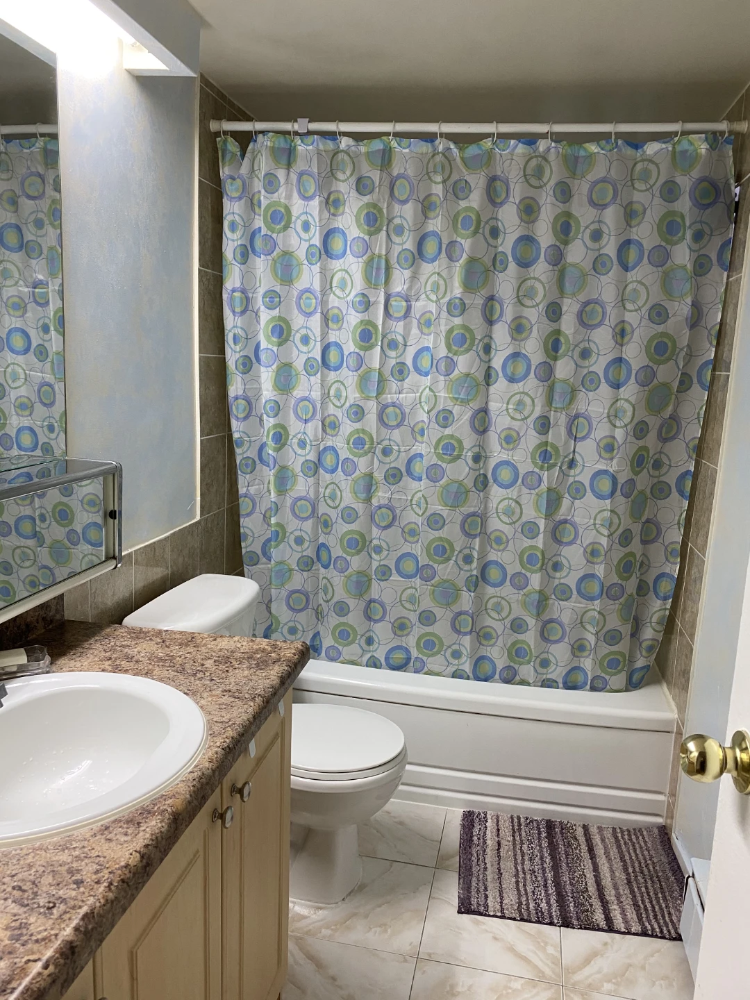 Furnished ROOM for Rent-Female-Steps from Finch subway station - photo 4