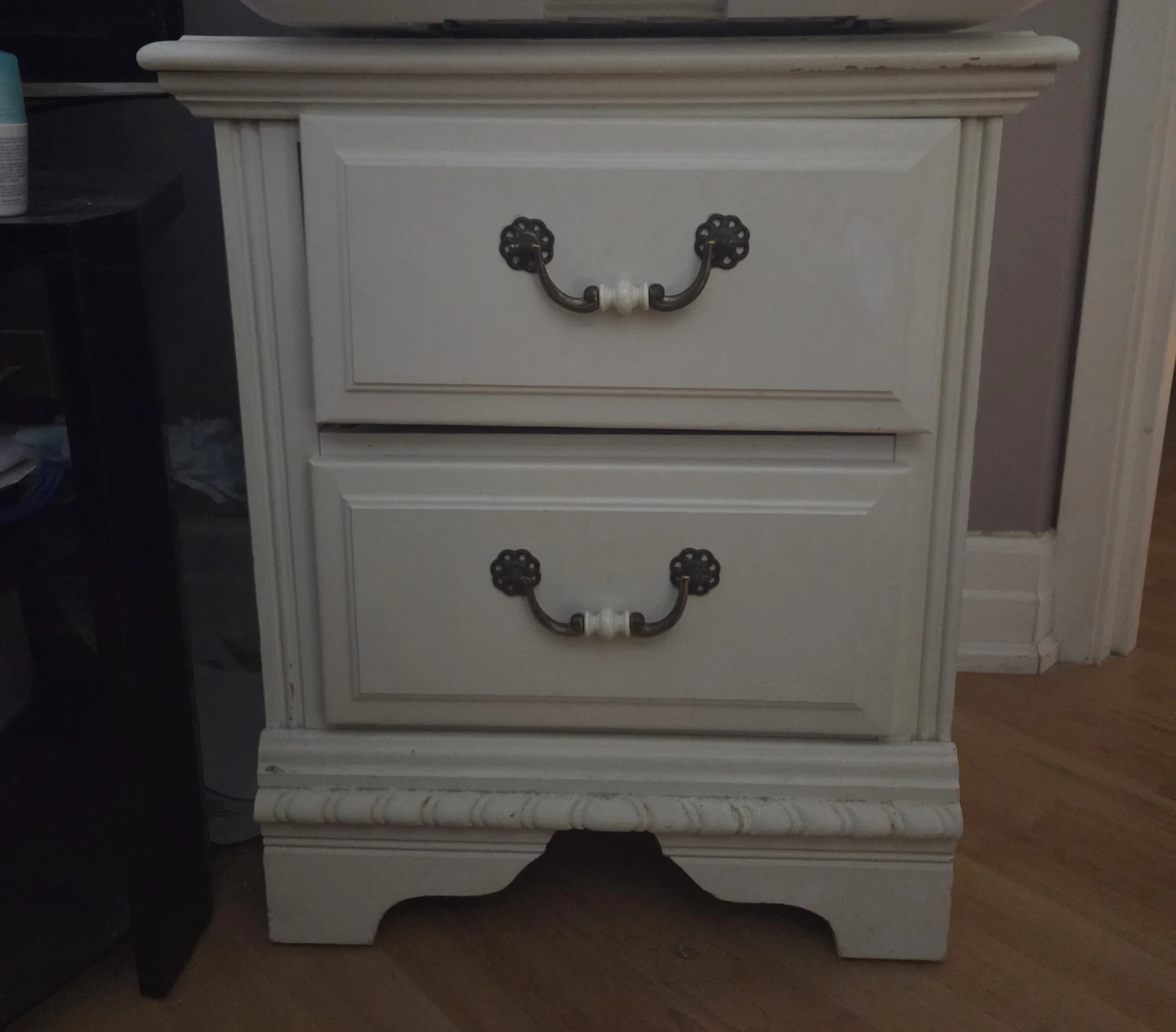 Vintage White 2-Drawer Nightstand
