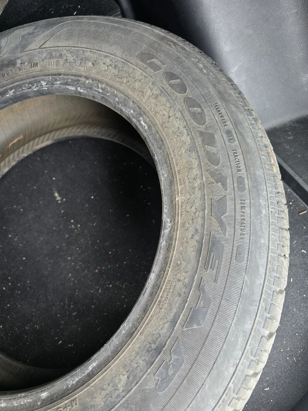 Set of 2 Michelin & 1 Goodyear Summer Tires P235/65R17 - photo 4