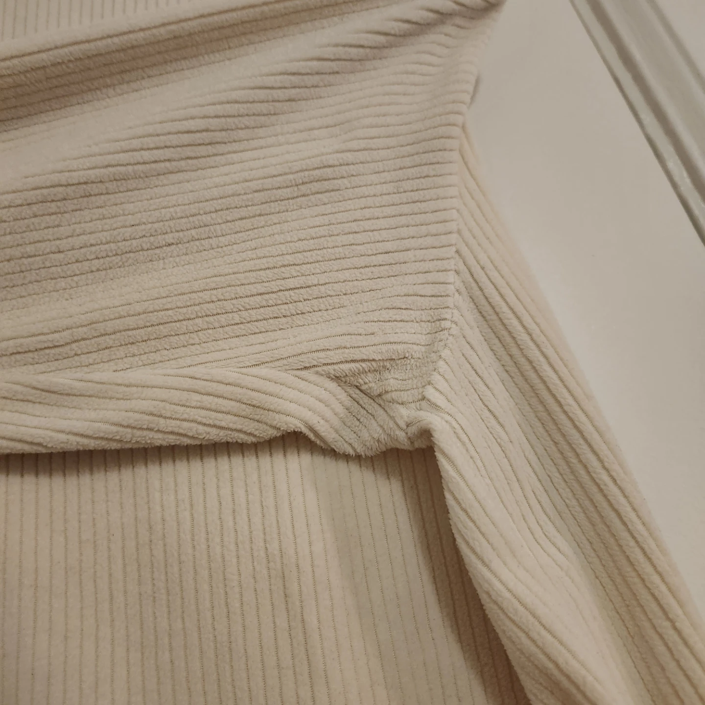 UNIQLO Ribbed Mock Neck Long Sleeve Shirt - Cream - photo 4