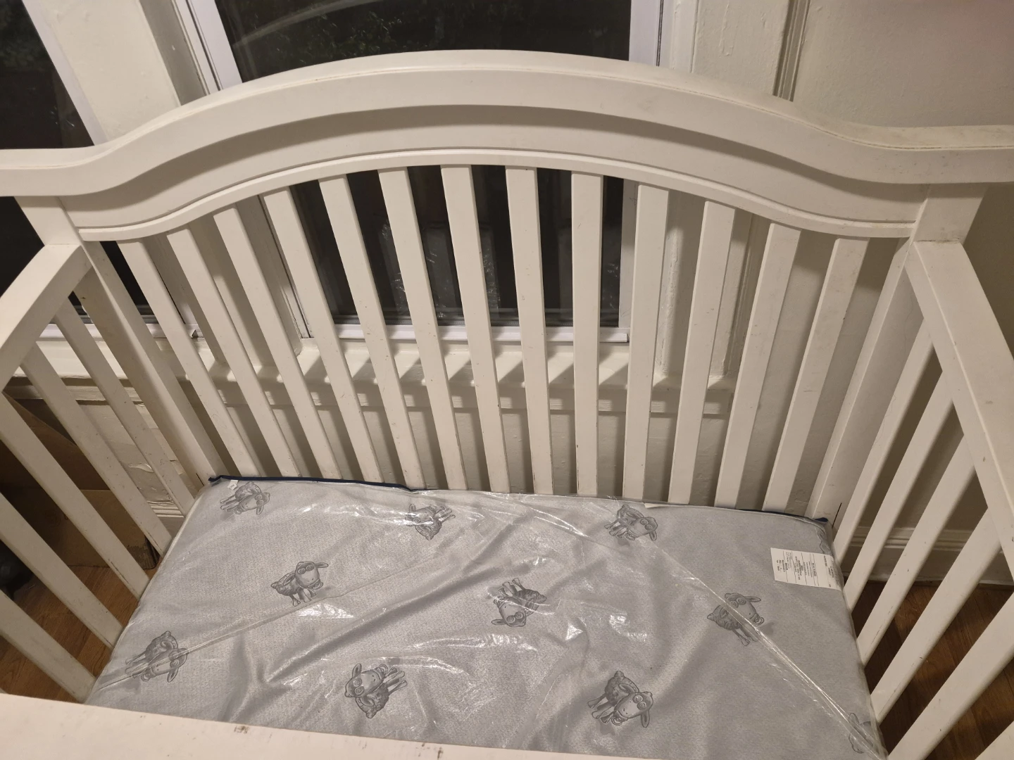 White Convertible Crib with Mattress - photo 3