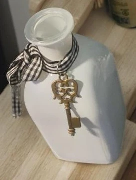 🥕Small White Decorative Vase with Key Charm