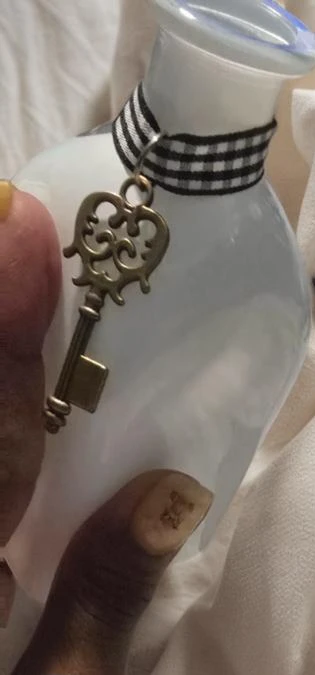 🥕Small White Decorative Vase with Key Charm - photo 4