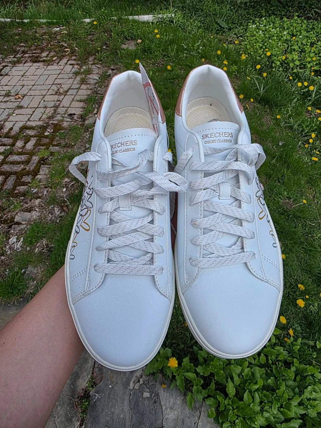 Skechers Women's White Heart Design Sneakers Size M - photo 2