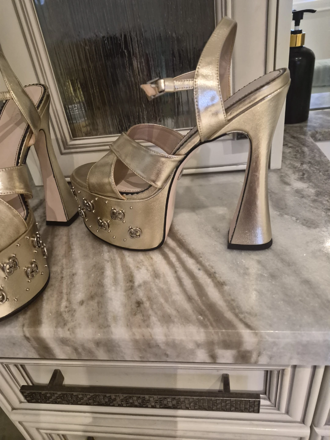 Brand new Gold Gucci platform heels.  Size 8.5 - photo 3