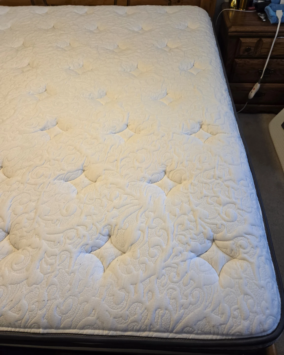 Excellent Used & Very Clean King Size Mattress - Wayfair Sleep - photo 5