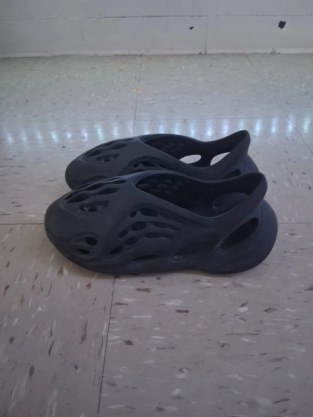 Black Foam Runner Shoes, Size 7 - photo 3