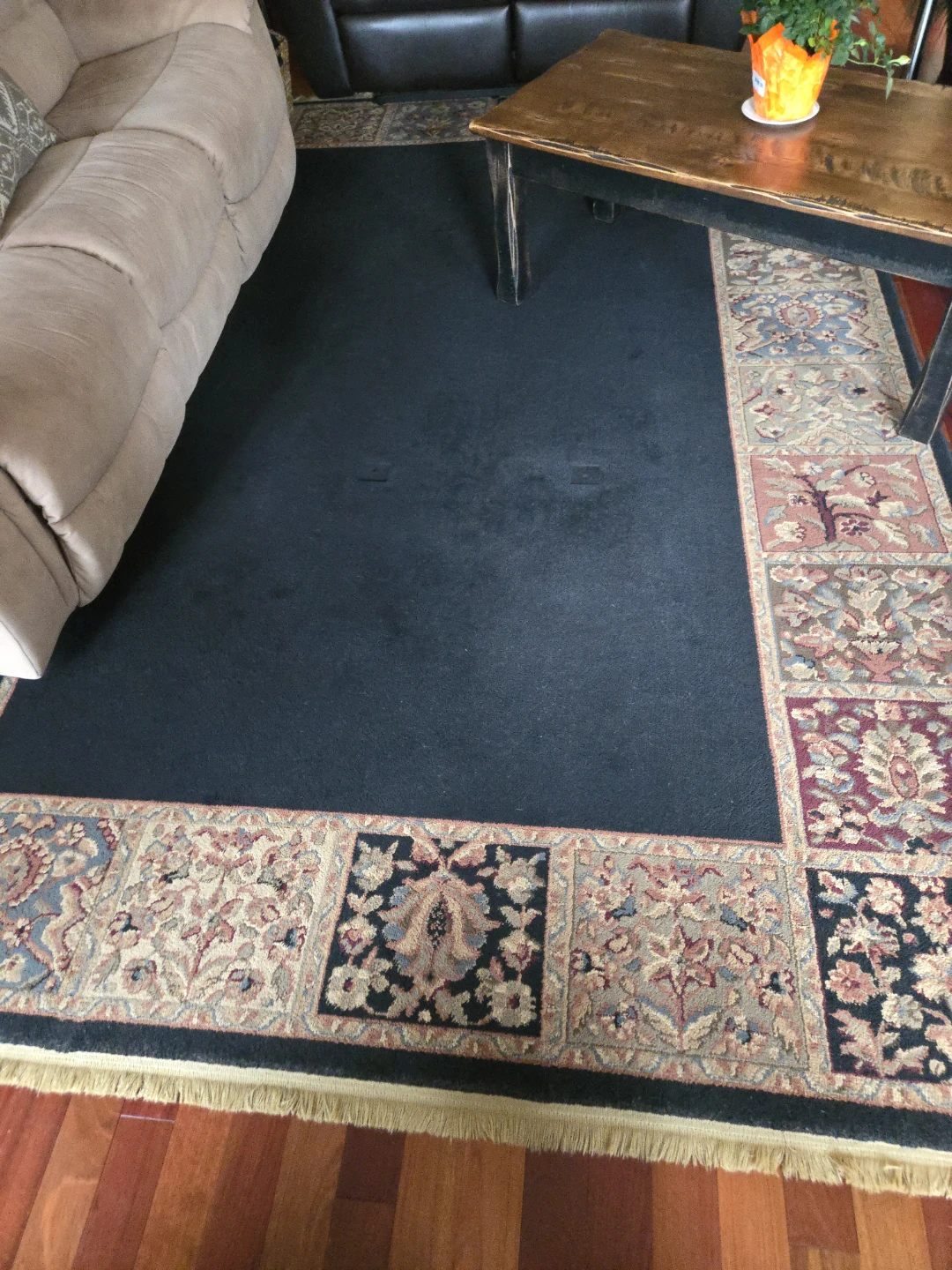 Area Rug with Decorative Border - photo 3