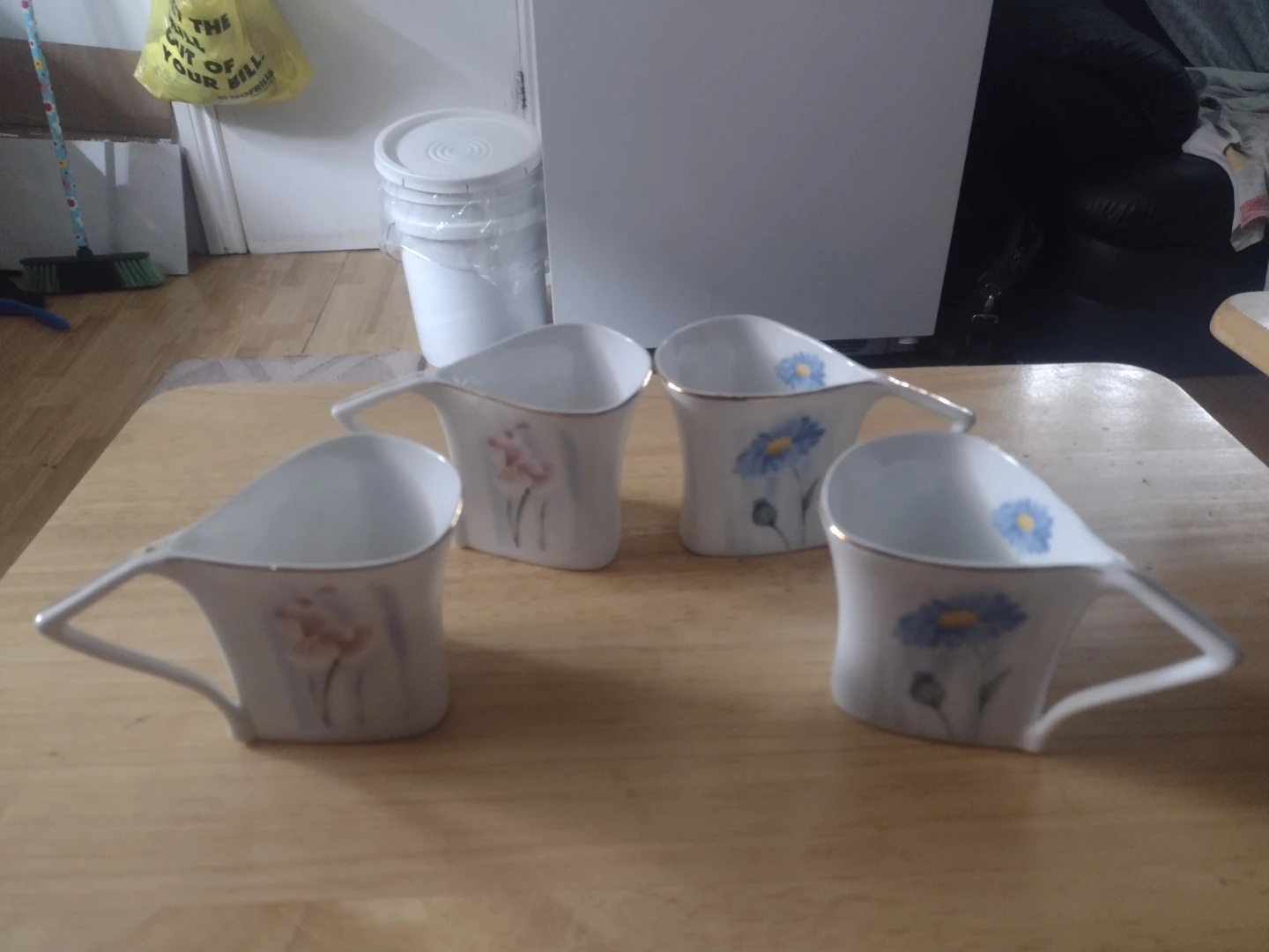 Tea Set with Cups and Saucer - photo 2