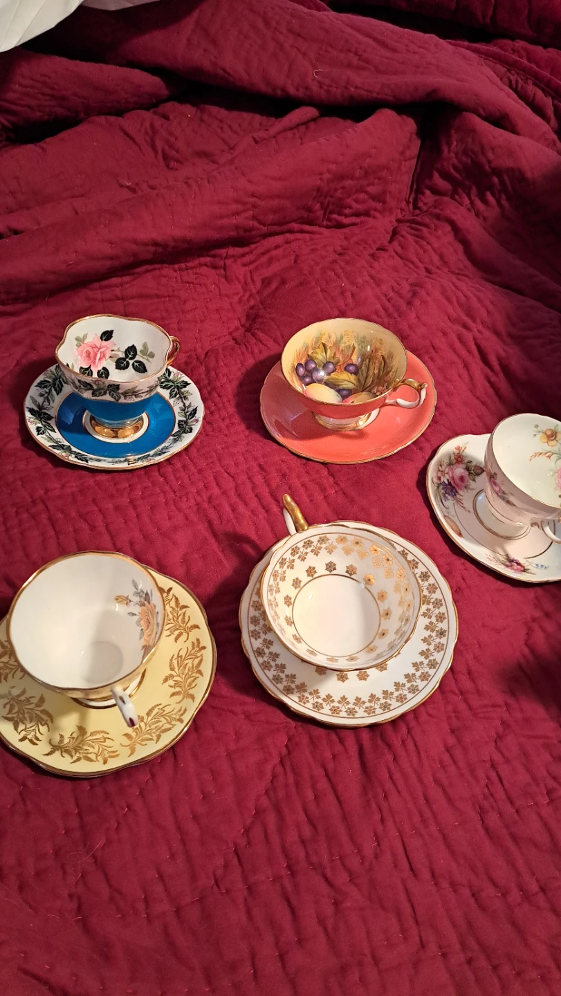 Set of 6 Vintage Teacups and Saucers