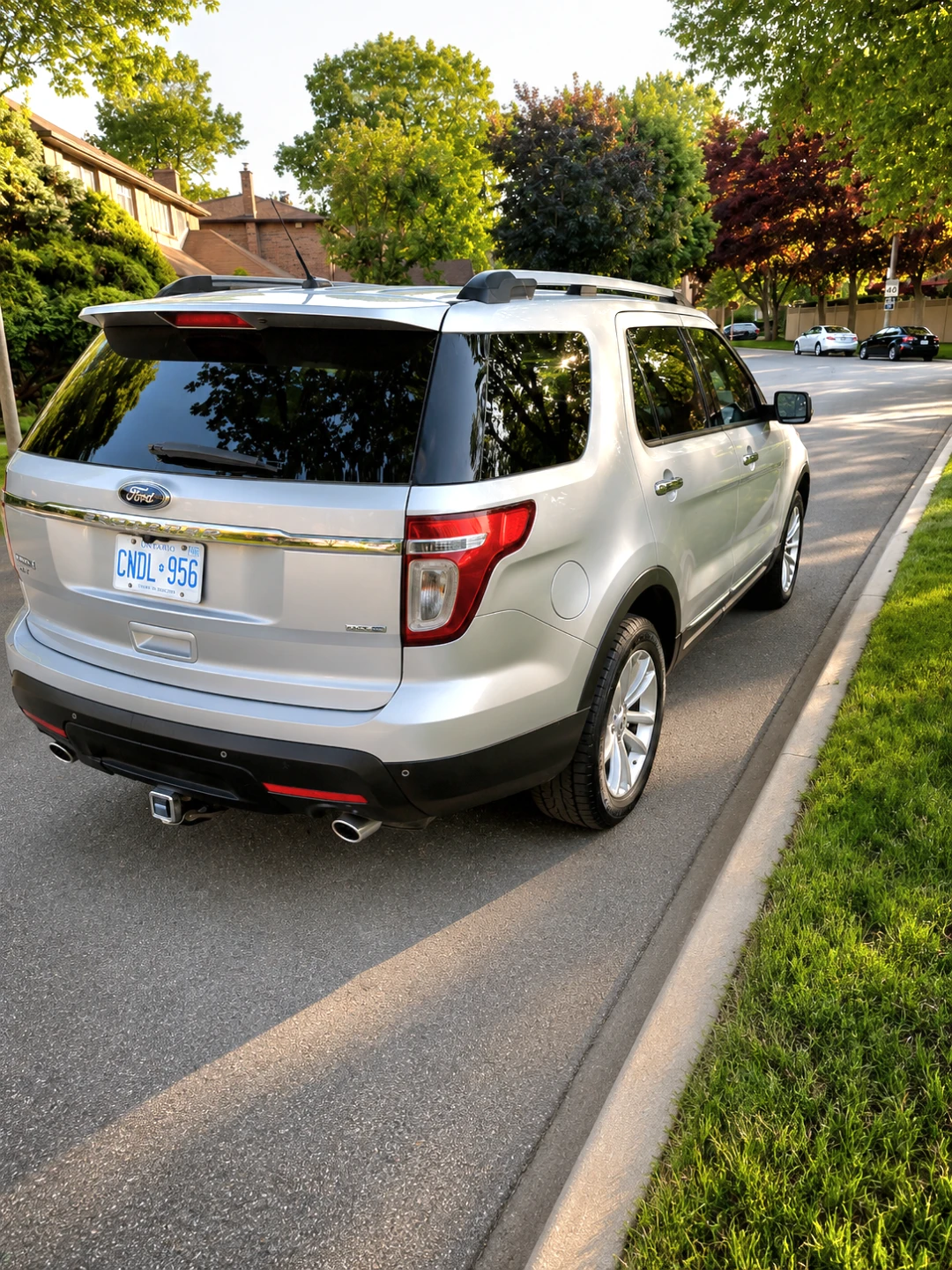 Silver Ford Explorer SUV - photo 4
