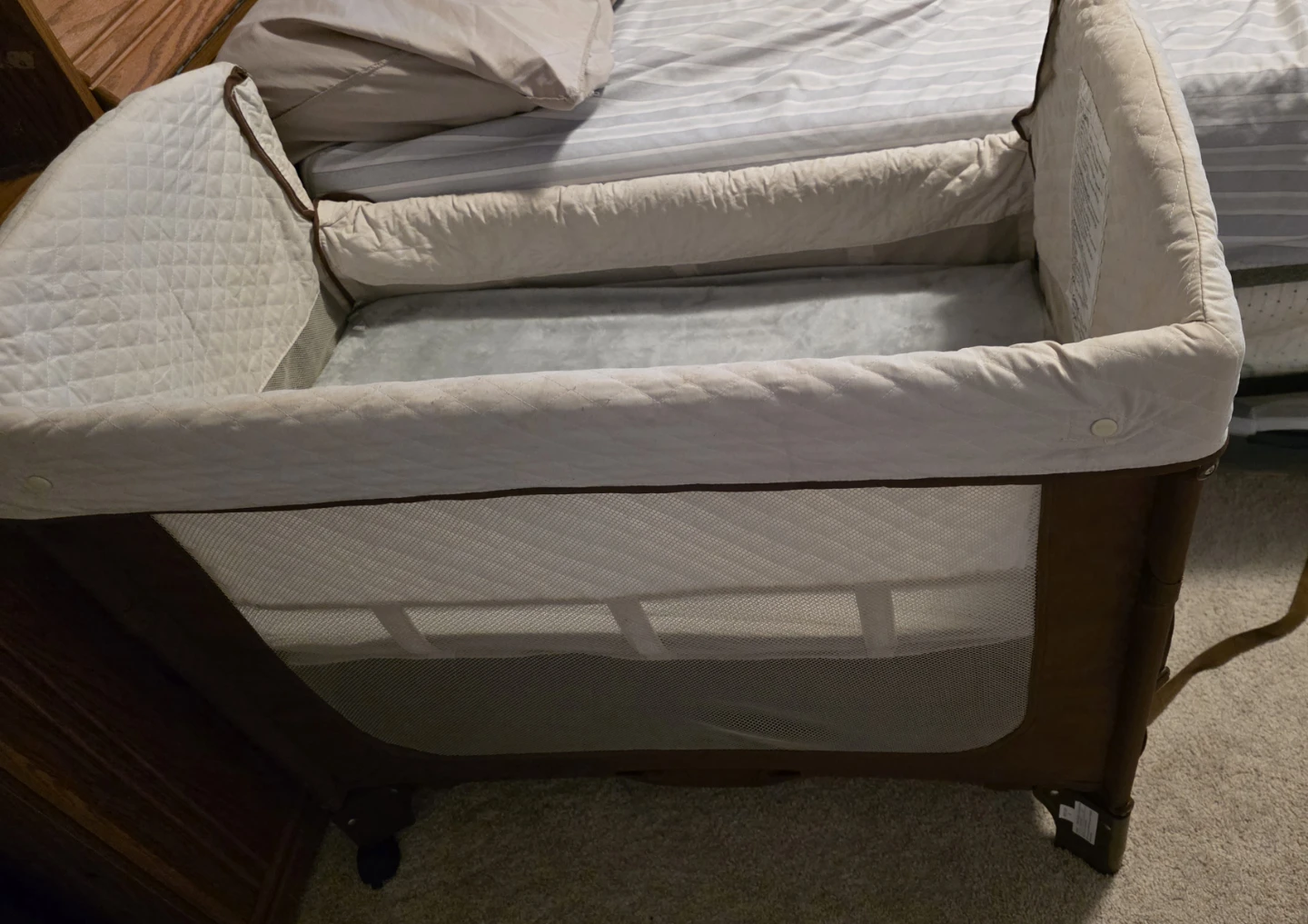 Arm's Reach Co-Sleeper bedside bassinet - photo 2