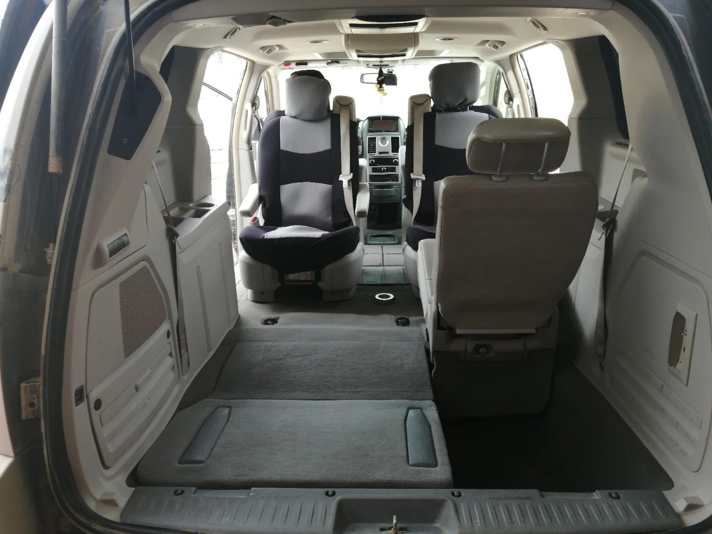 2008 Chrysler Town & Country Van - photo 5
