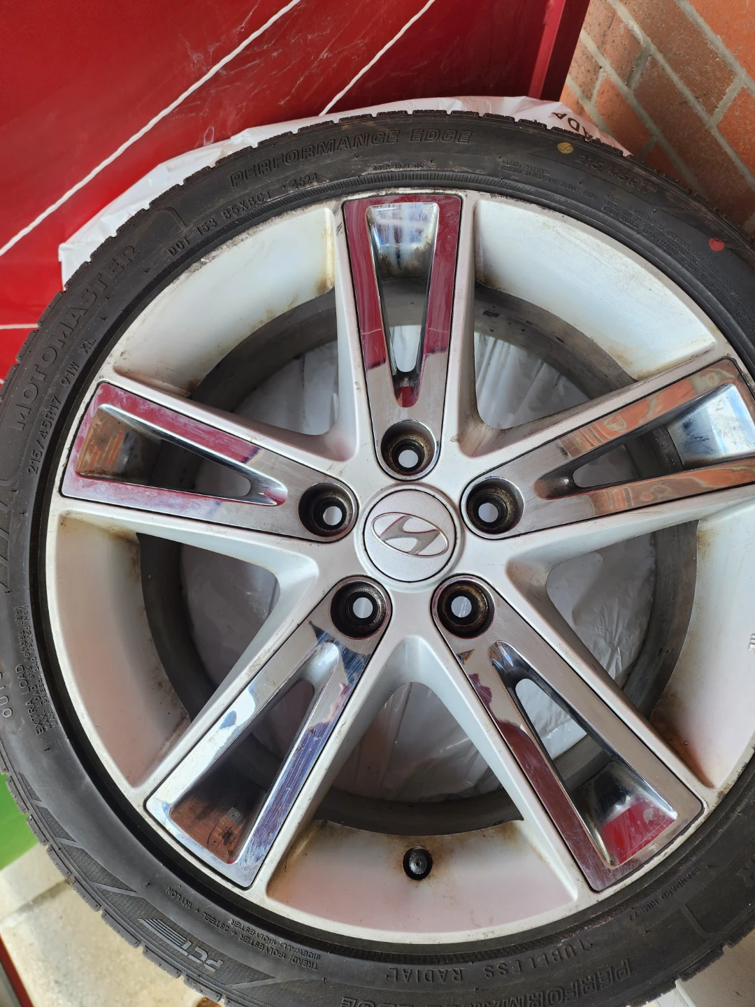 Hyundai Alloy Wheel with Motomaster Tire 215/45R17