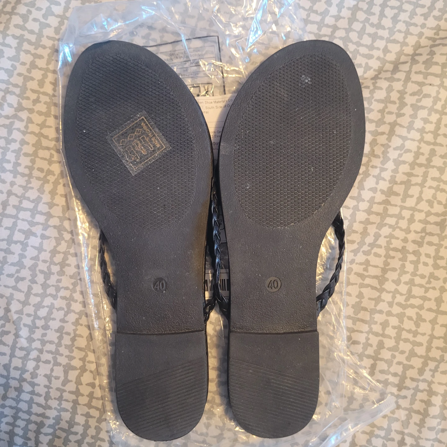 Black Flip Flops. New in plastic seal. - photo 2