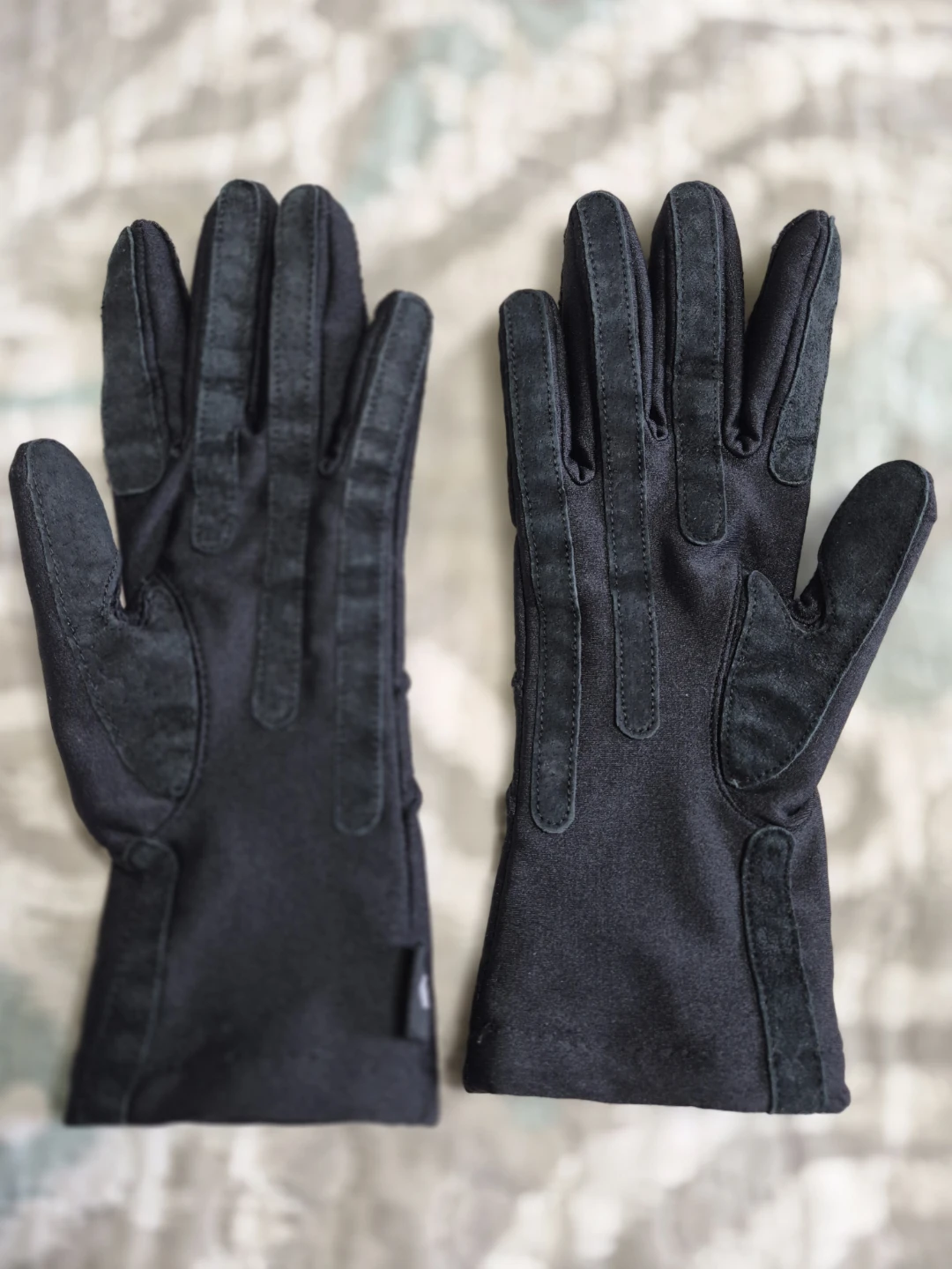Isotoner Women's Spandex SmarTouch Chevron Black Gloves
