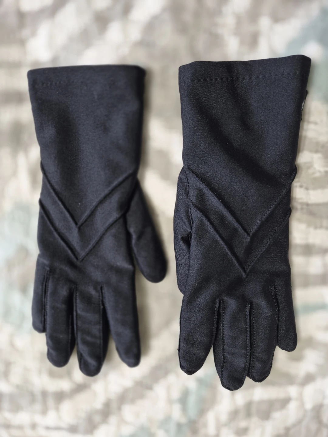 Isotoner Women's Spandex SmarTouch Chevron Black Gloves - photo 3