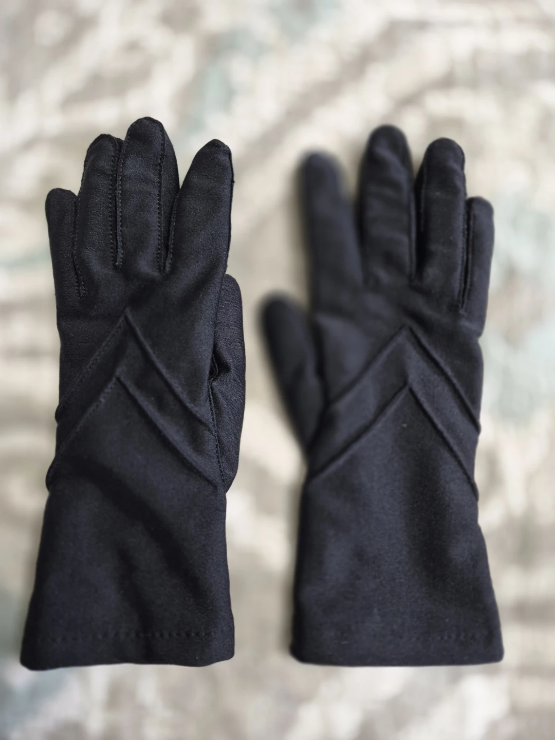 Isotoner Women's Spandex SmarTouch Chevron Black Gloves - photo 4