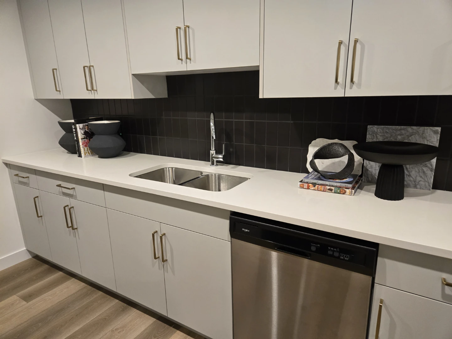 Basement Suite for Rent Rockland Park - photo 2
