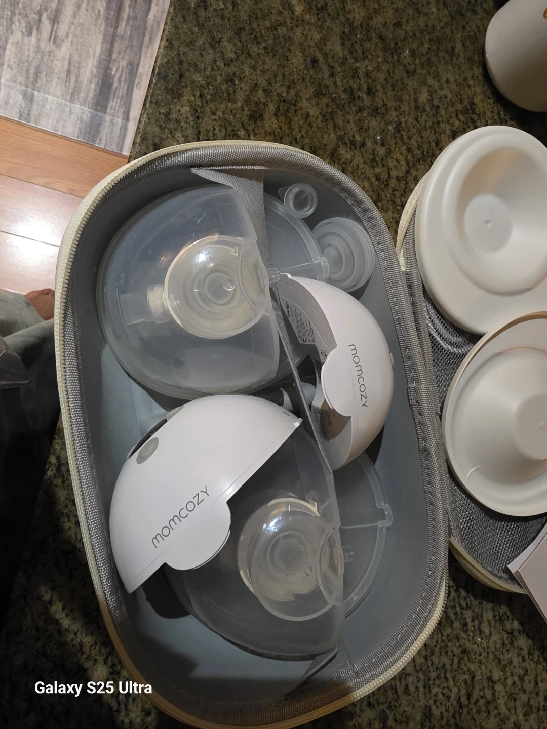 Momcozy M5 Wearable Breast Pump Set - photo 2