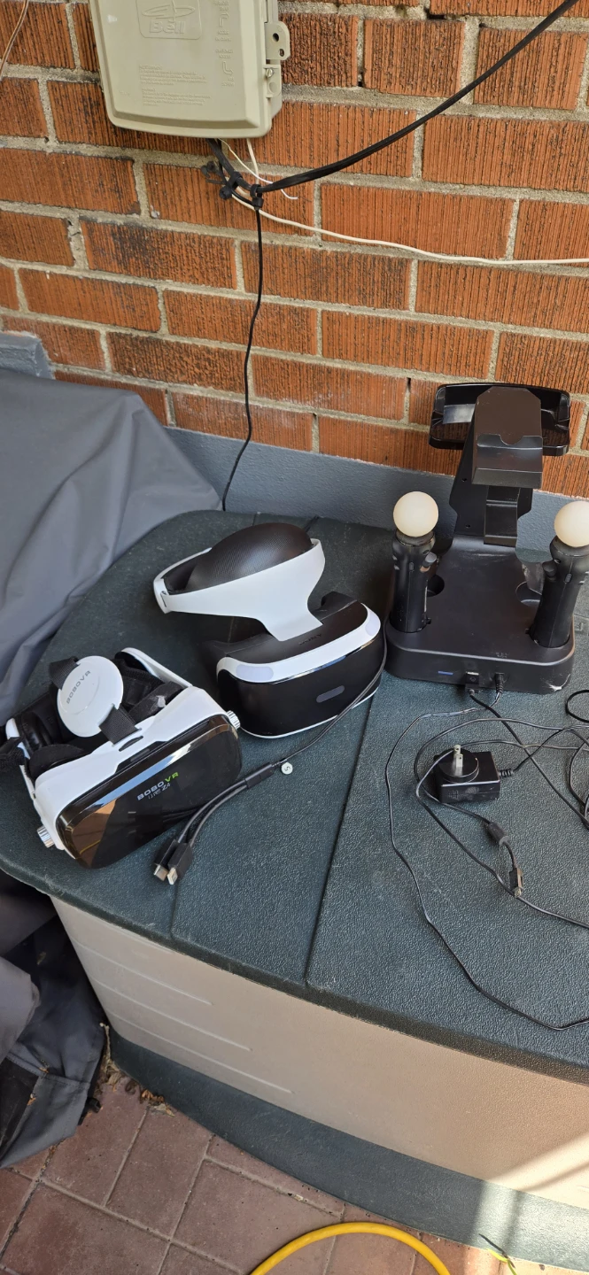 BOBOVR  VR Headset with Controllers and Charging Dock
