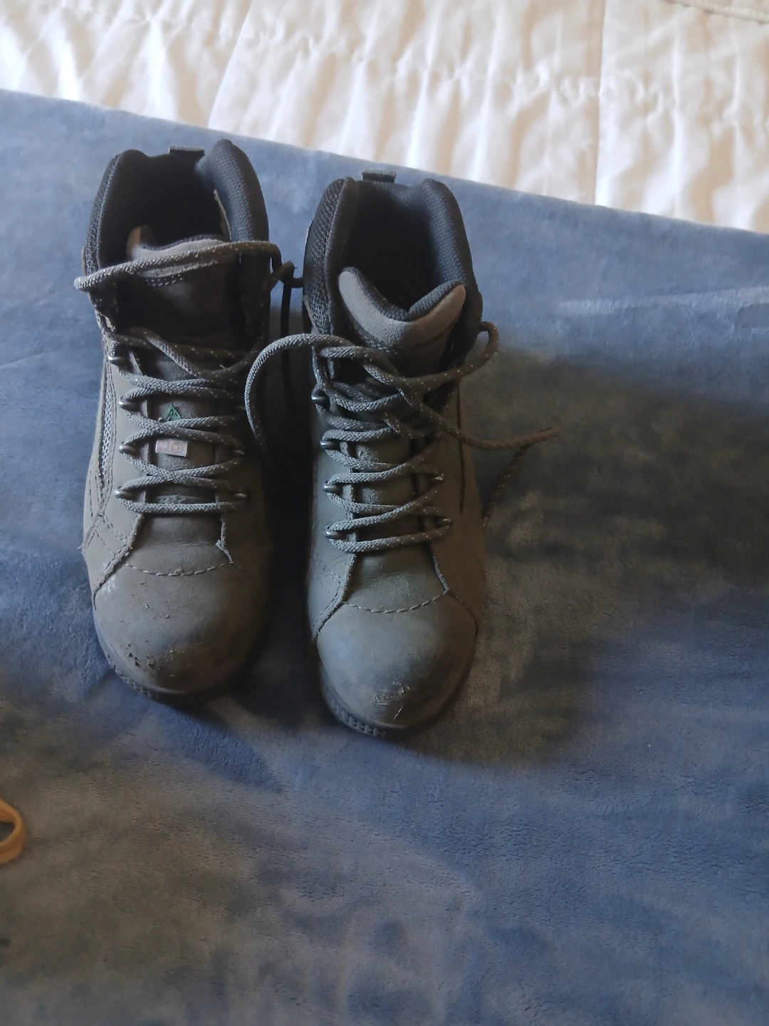Safety shoes, size 7