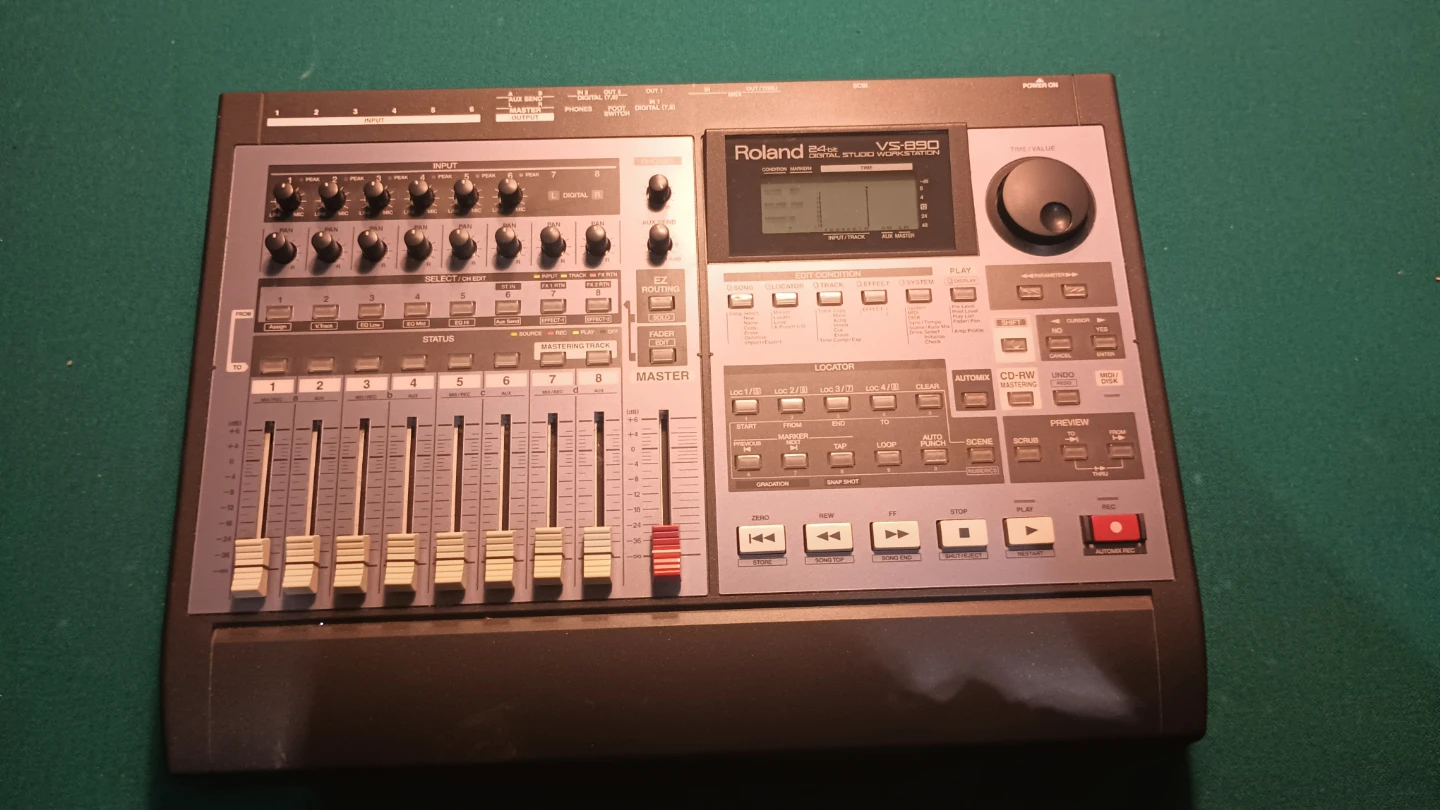 Roland VS-890 24-bit Digital Studio Workstation with Case
