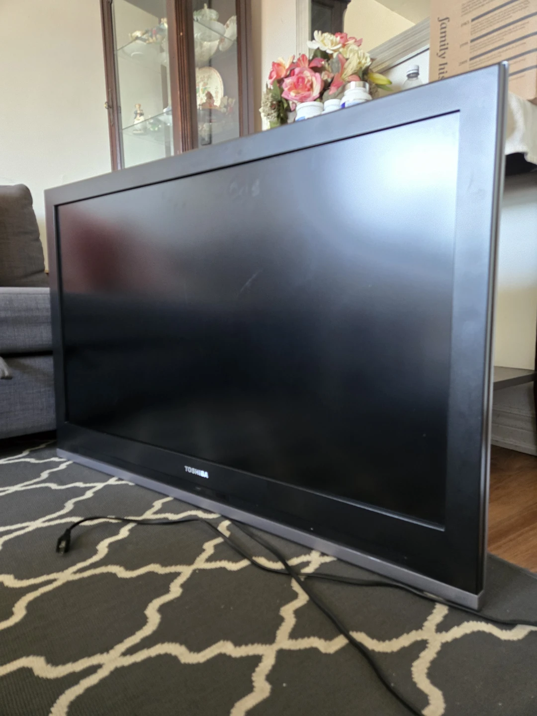 Toshiba 42" 720P HD TV - photo 2