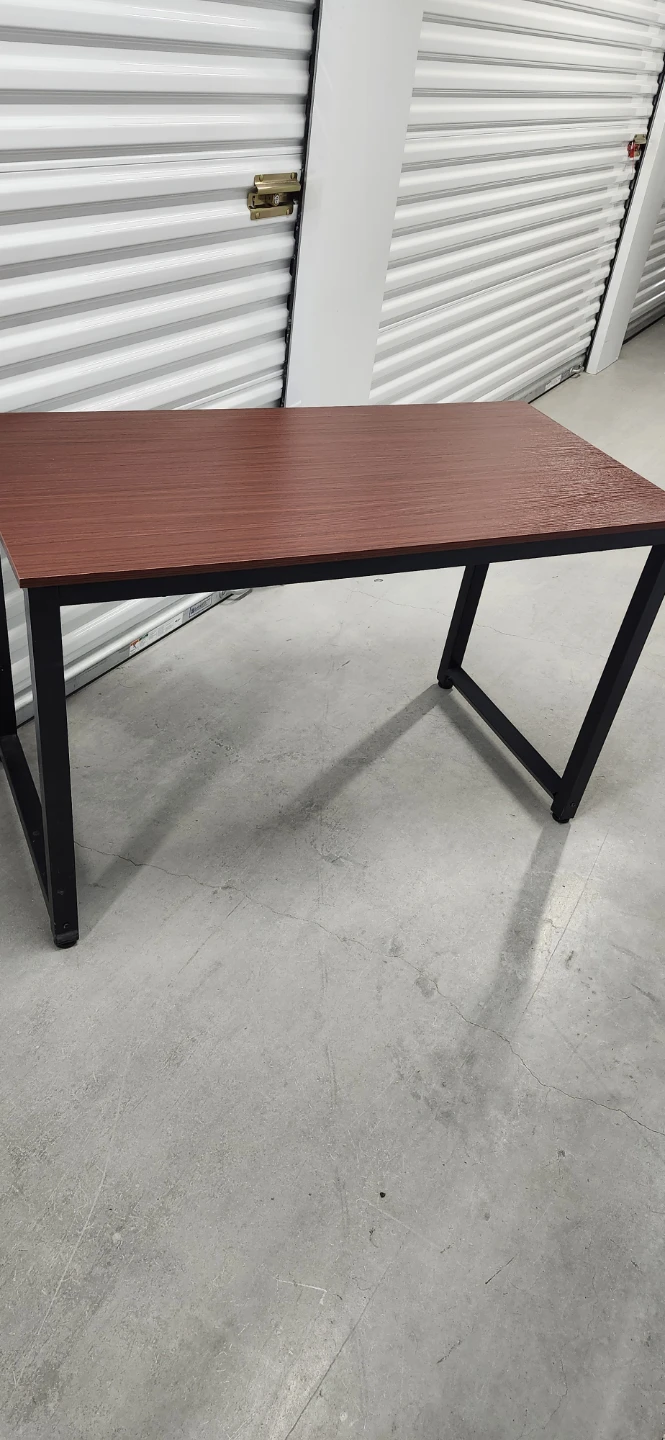 Desk - photo 2