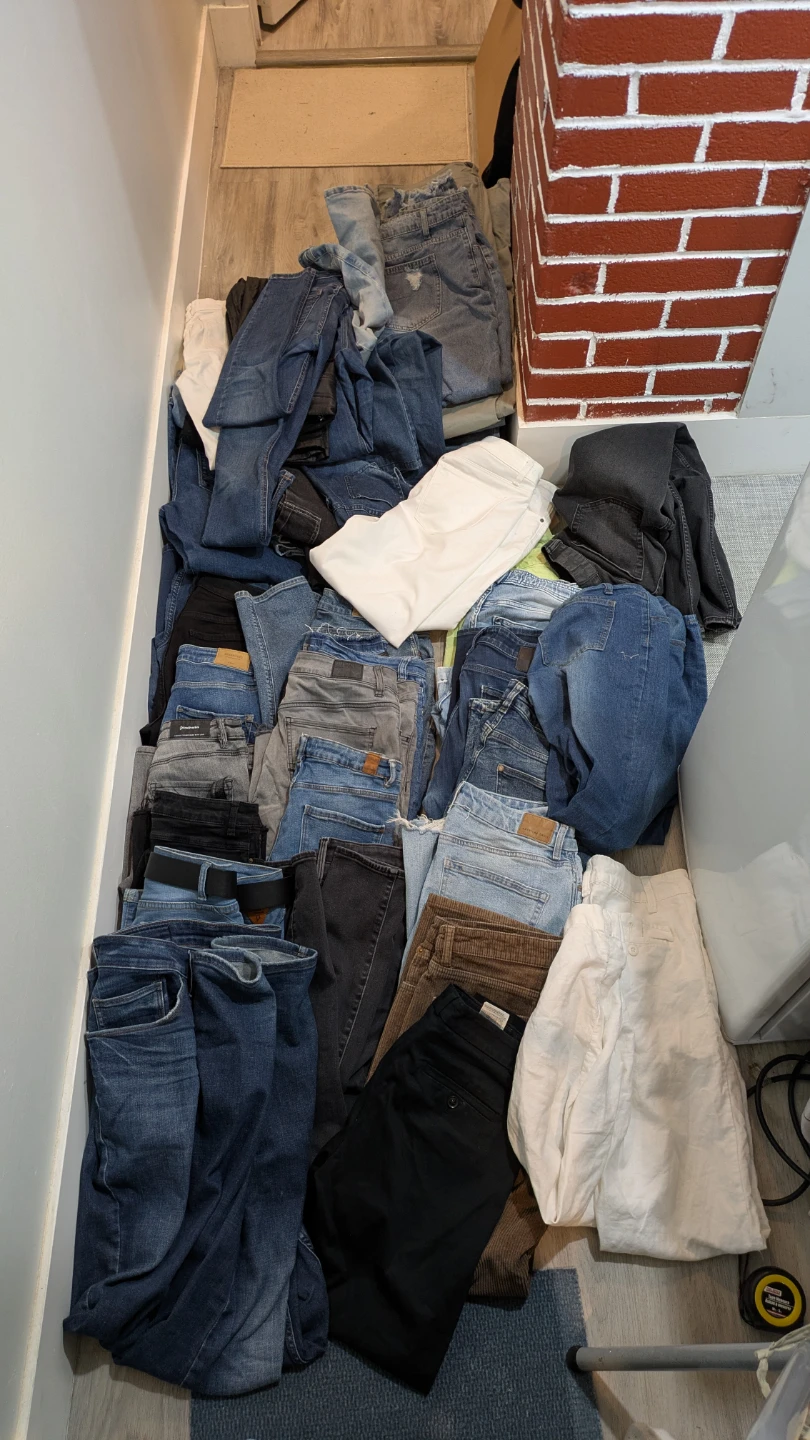 HUGE 50 PAIRS OF JEANS LOT