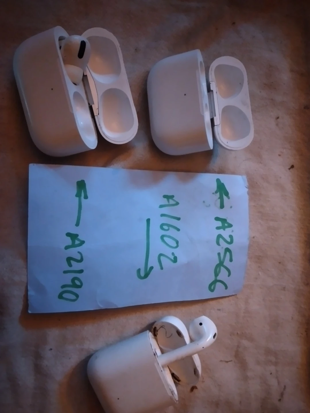 Apple AirPods Pro Charging Case with Earbuds