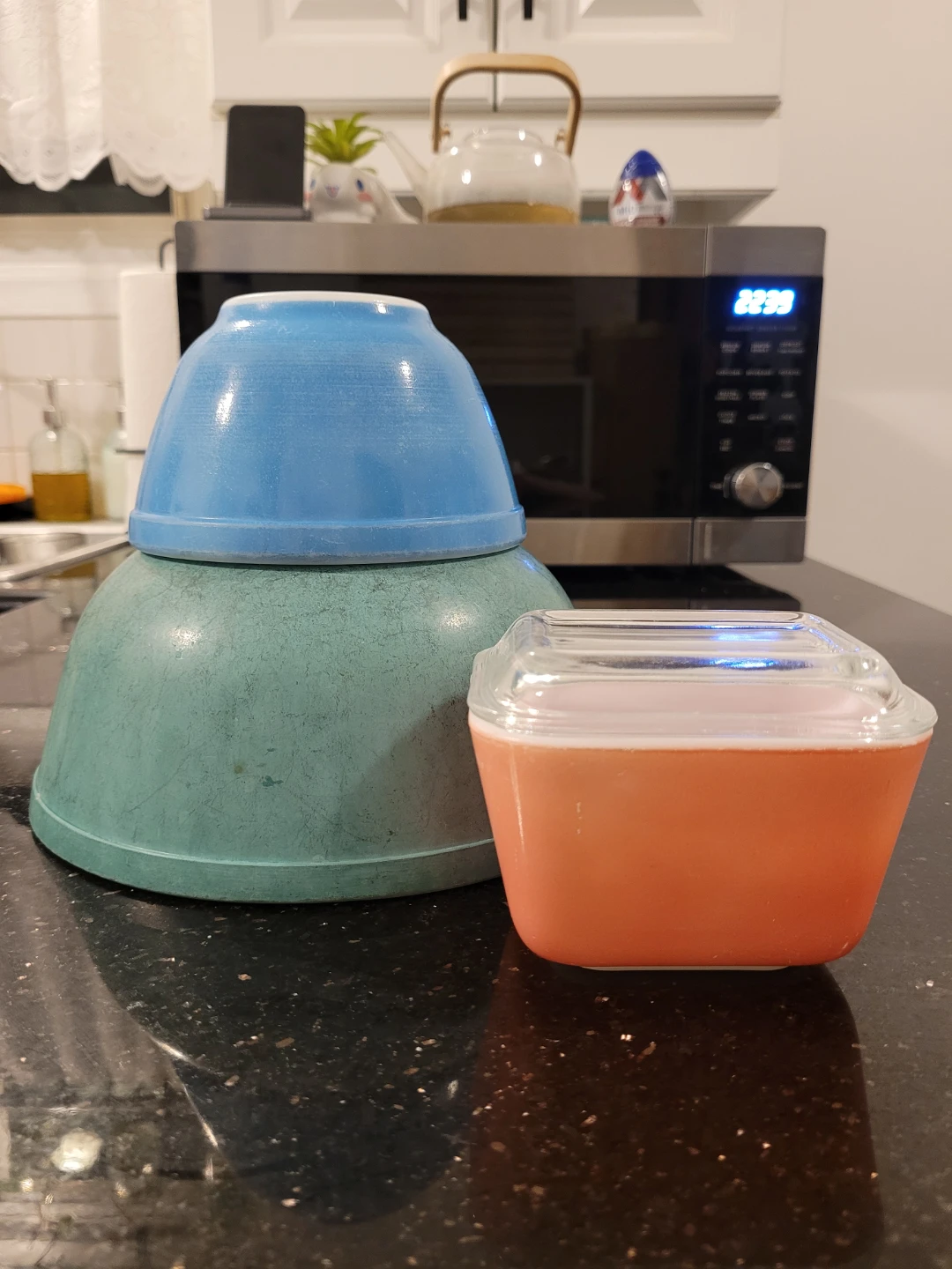 Vintage PYREX Primary Colours Mixing Bowls and Refrigerator Dish