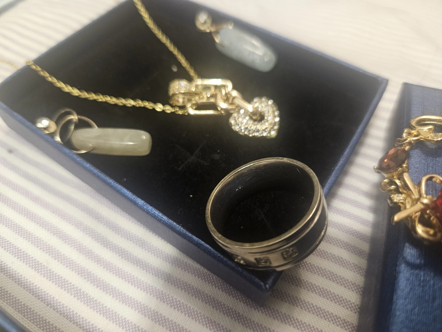 Assorted Gold-Tone Jewellery Set with Pendants and Rings - photo 3