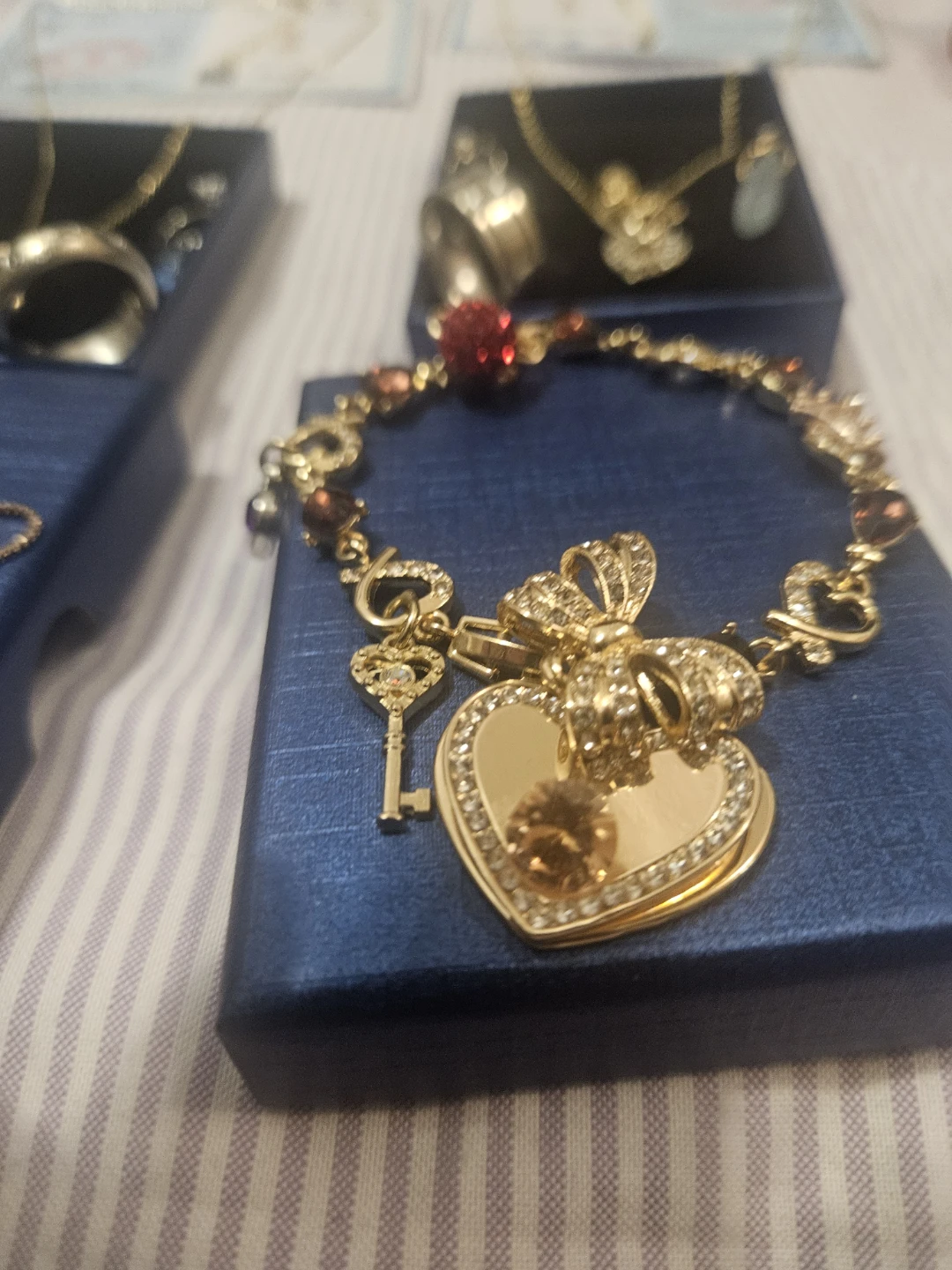 Assorted Gold-Tone Jewellery Set with Pendants and Rings - photo 4
