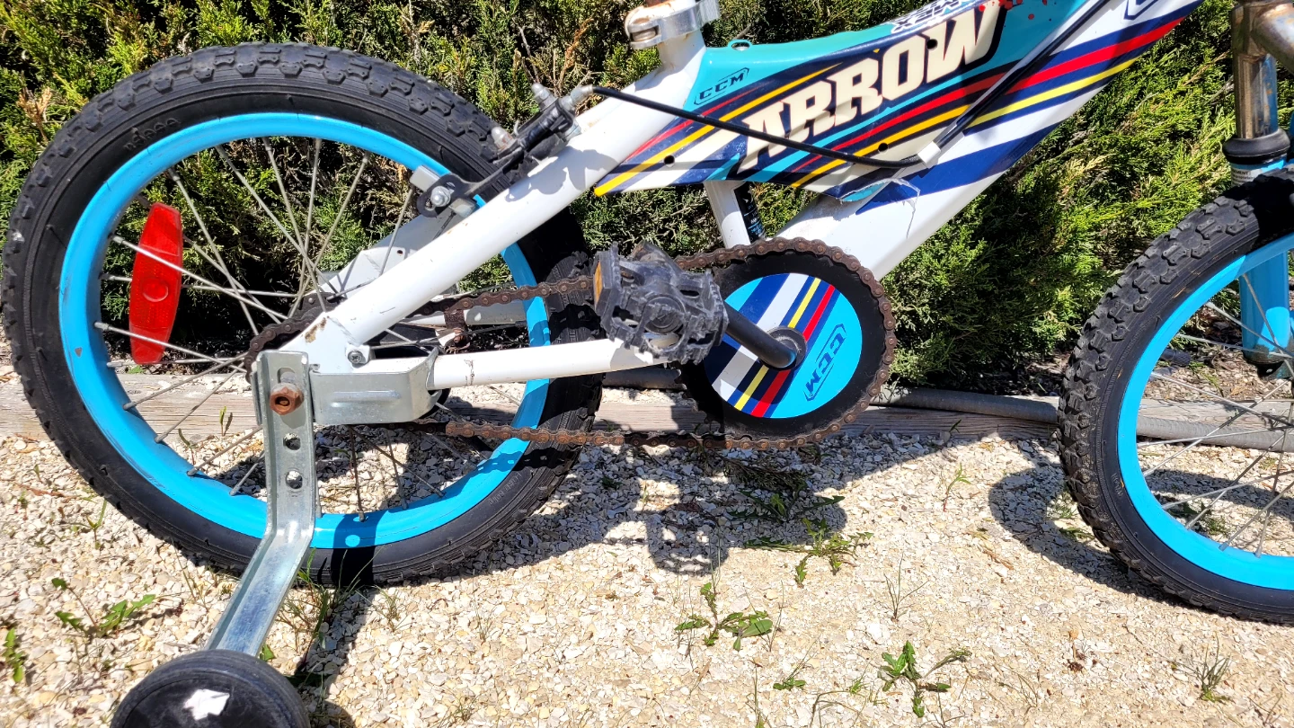 CCM Arrow Kids Bike w/ Training Wheels - photo 5