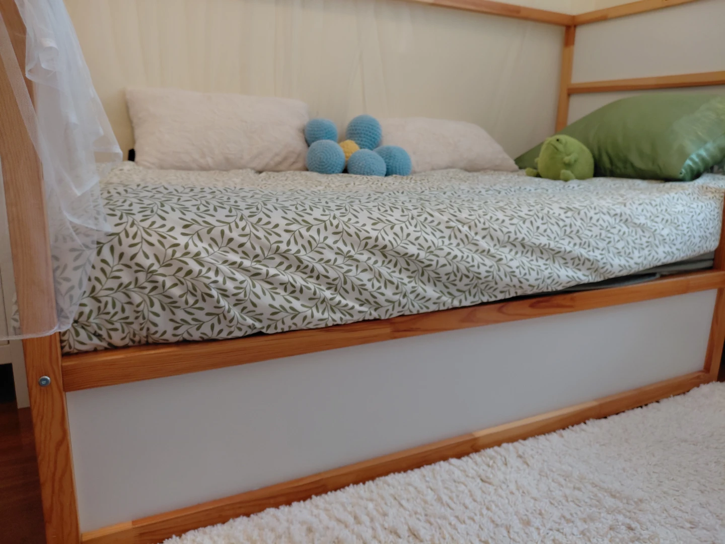 Kura reversible bed twin white/pine