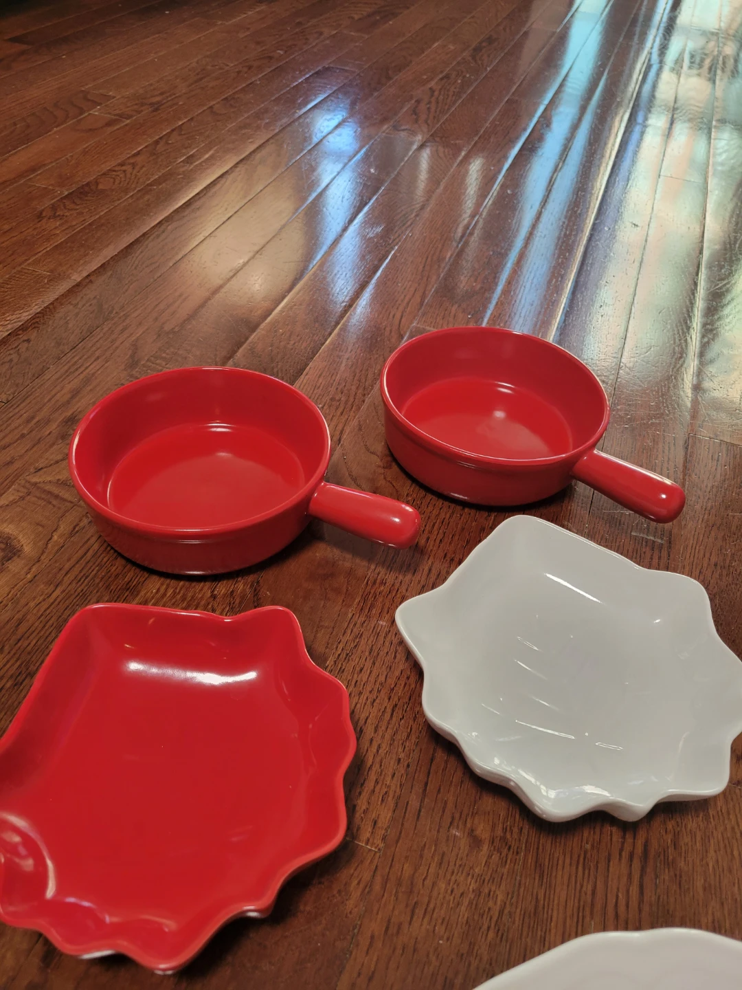 White Dinner Plates and Red Appetizer Bowls Set - photo 2