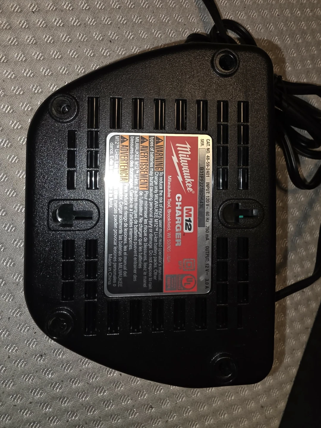 Milwaukee M12 Battery Charger - photo 2